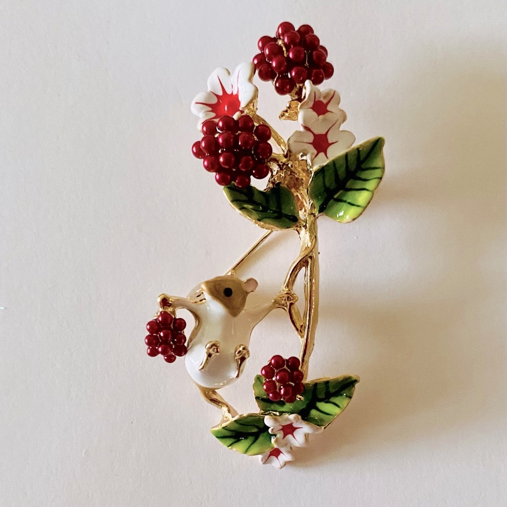 Little Mouse Picking Raspberries Brooch🐭🌿🌸